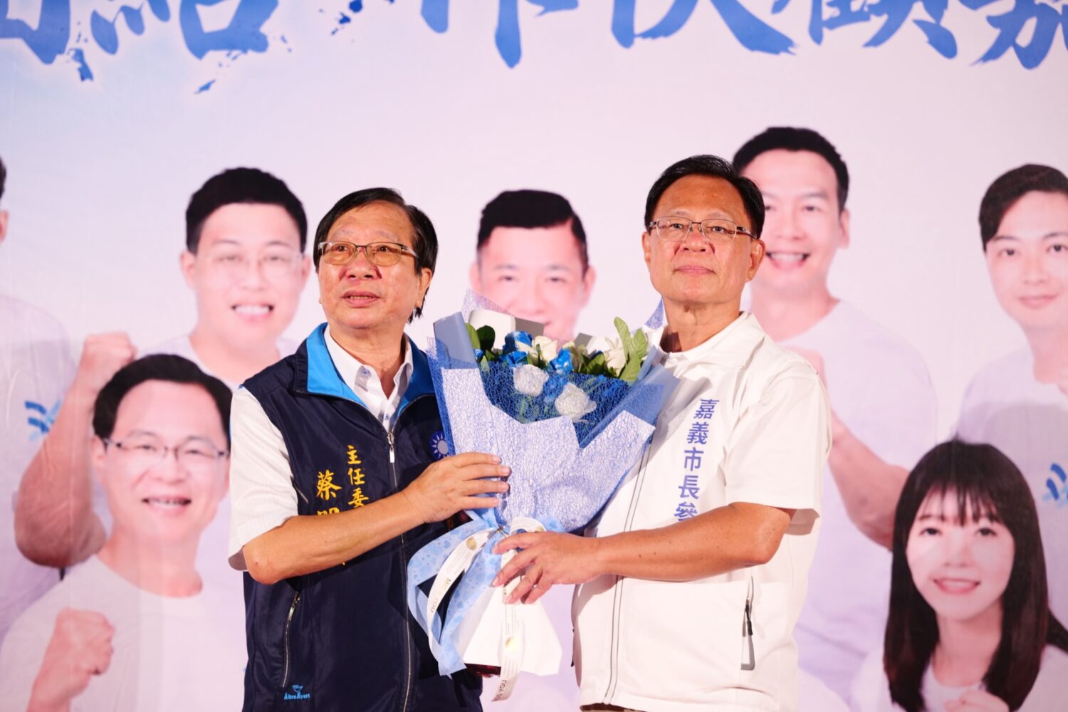 藍白大團結嘉義廟口開講近千人力挺！蔡明顯負傷現身掀高潮　黃敏惠喊「唯一支持張啓楷」