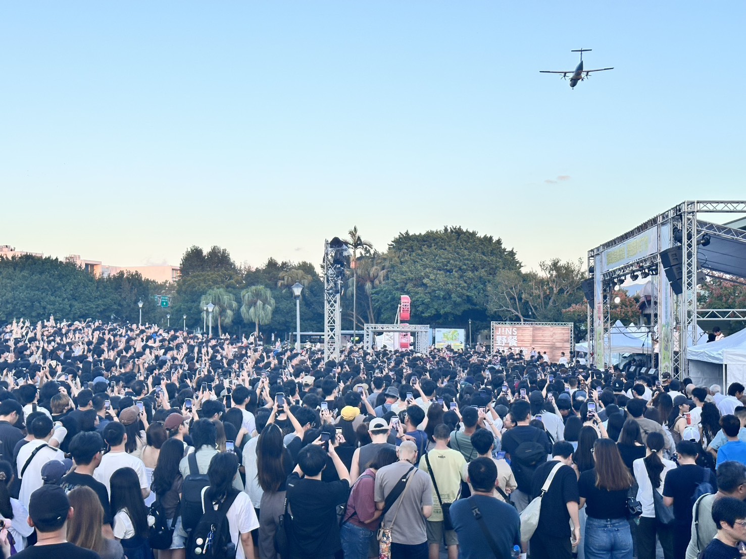 JINS《滾草皮音樂市集》人氣再創新高！上萬人塞爆花博 全台唯一毛孩專屬音樂祭！野餐、摩天輪 萌寵玩瘋 粉絲敲碗加場