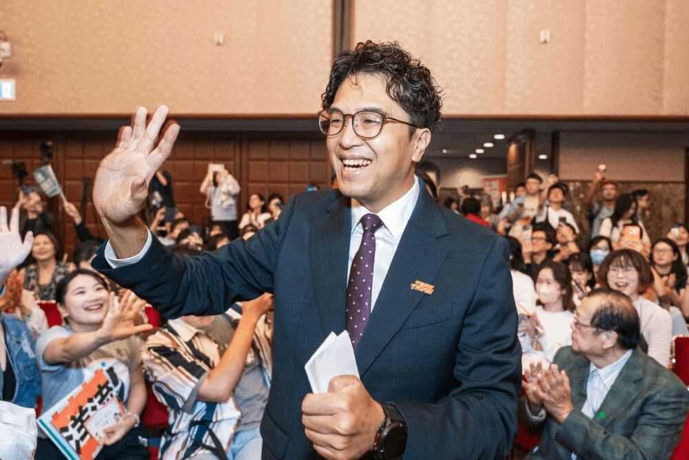 趙少康邀專訪遭喊開除黨籍　沈伯洋力挺：媒體人專業