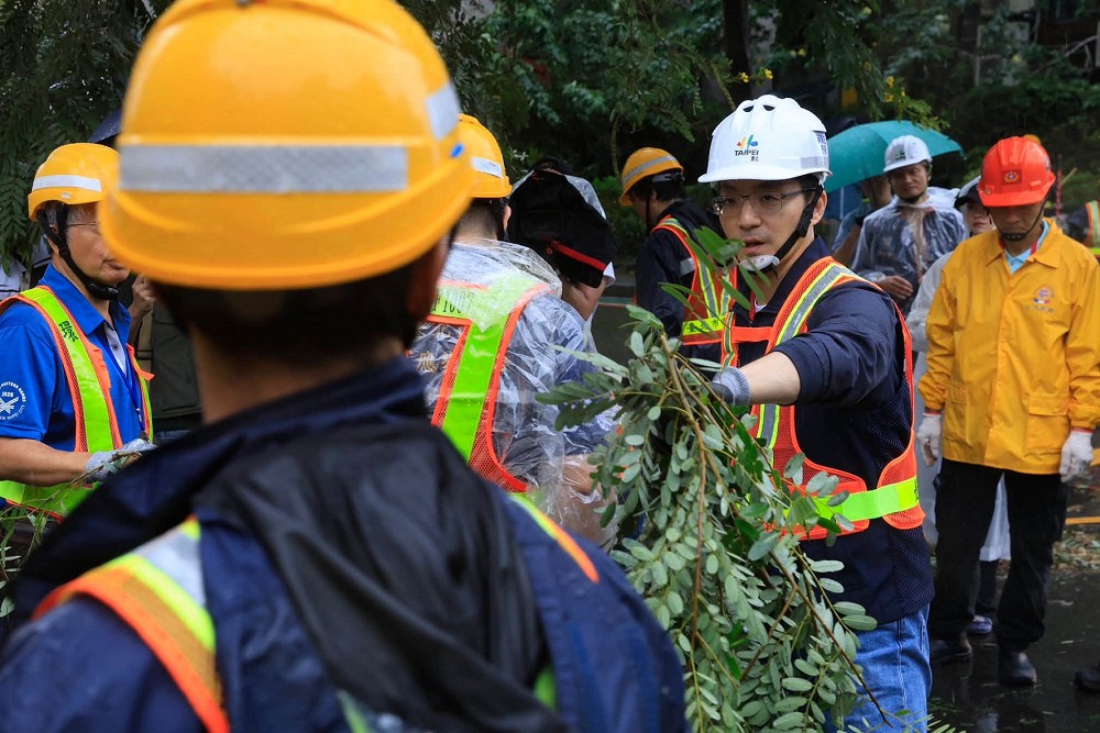 綠營側翼玩過頭！地方志工集體出面發聲　強調蔣萬安勘災絕不是作秀、更不是擺拍