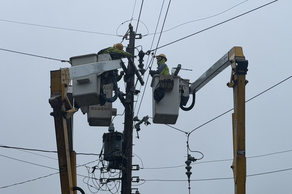 侯友宜緊盯搶修進度　台電總動員318人拚傍晚全數復電