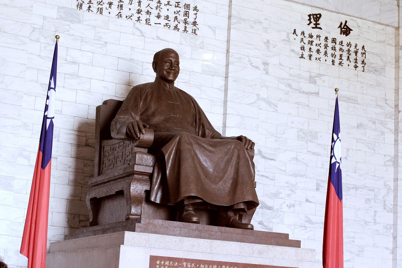 【藍蝴蝶專欄】光復節前夕，台南車站《國旗歌》撼動台灣人的心