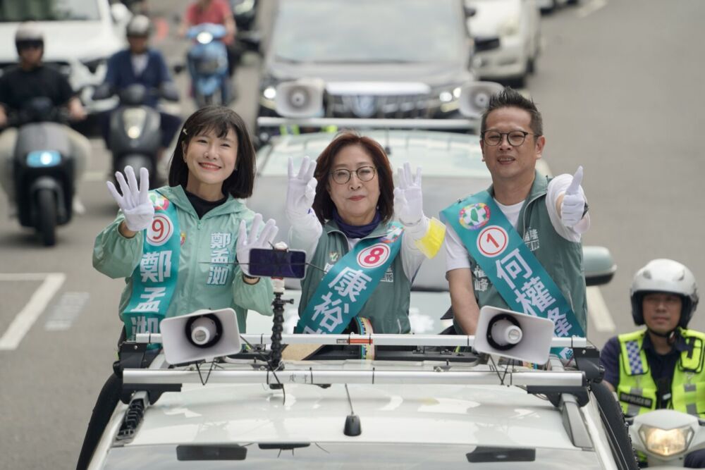 康裕成喊「8連霸」　合體1號何權峰、9號鄭孟洳掃街拚選戰